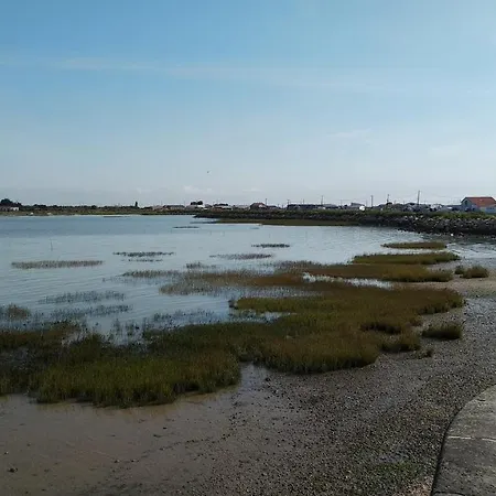 Hébergement de vacances Maison Bord De Mer Vieux Chapus + Dépendance *